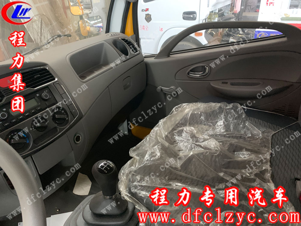 東風小多利卡D6聯(lián)體一拖一清障車內(nèi)飾圖