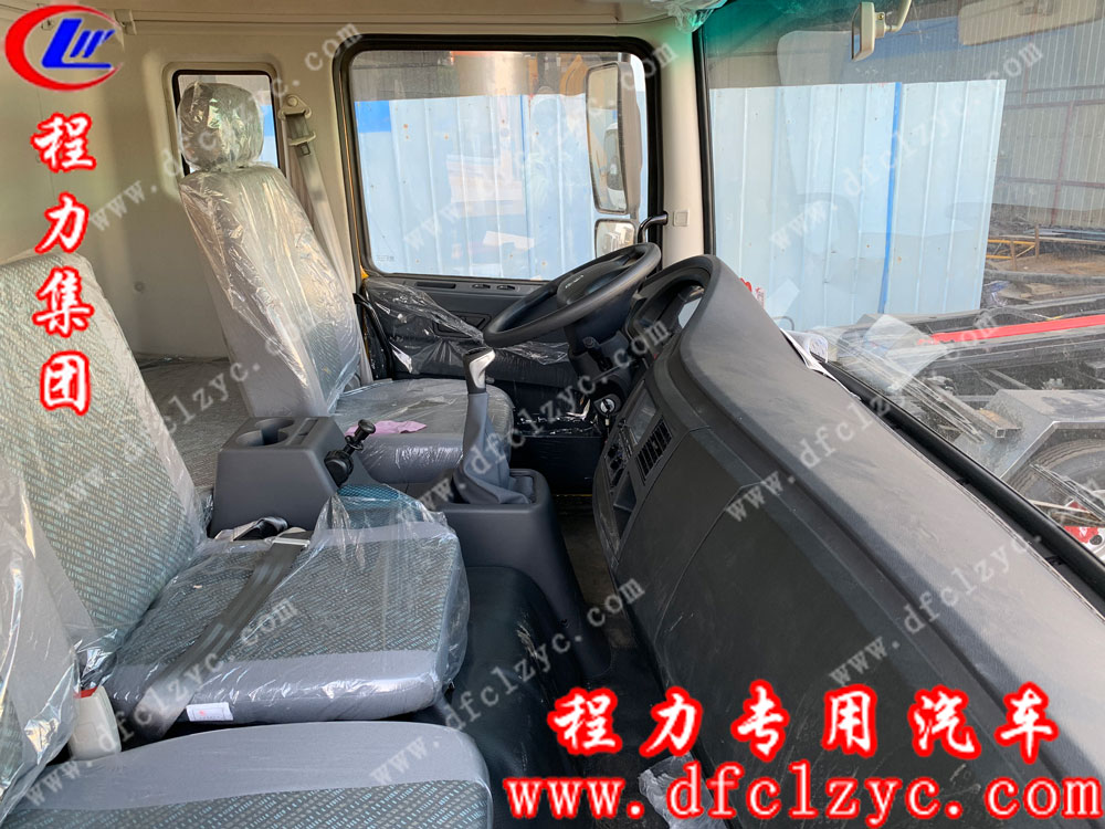 東風(fēng)多利卡D9聯(lián)體一拖一清障車內(nèi)飾